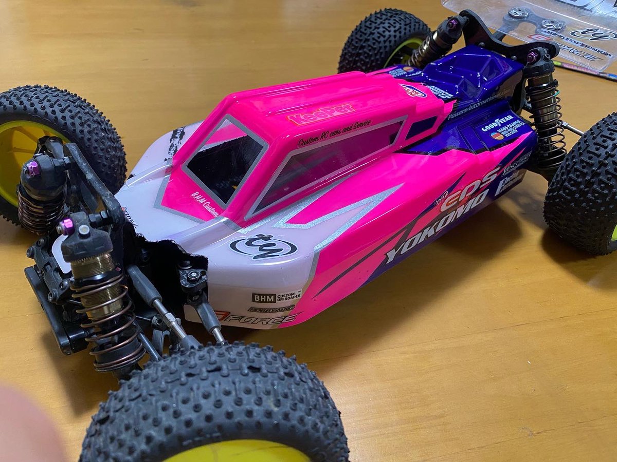 warky3838's tweet photo. YZ4SF2のボディを新調。
蛍光ピンクもいい感じ🥳
#ラジコン
#ラジコンカー
#ラジコンバギー
#ヨコモ
#yz4sf2
#gforce
#ジーフォース
#sweepracing
#ホビーウイング
#hobbywing
#jconcepts https://t.co/ZhfmfXOret