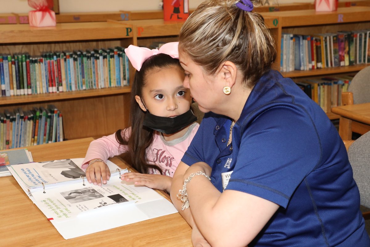 Students in the Dual-Language Two-Way Program at Harlem Elementary show their parents what they have learned this year by reading from their portfolio in both English and Spanish! 👏 #gcGIANTS
