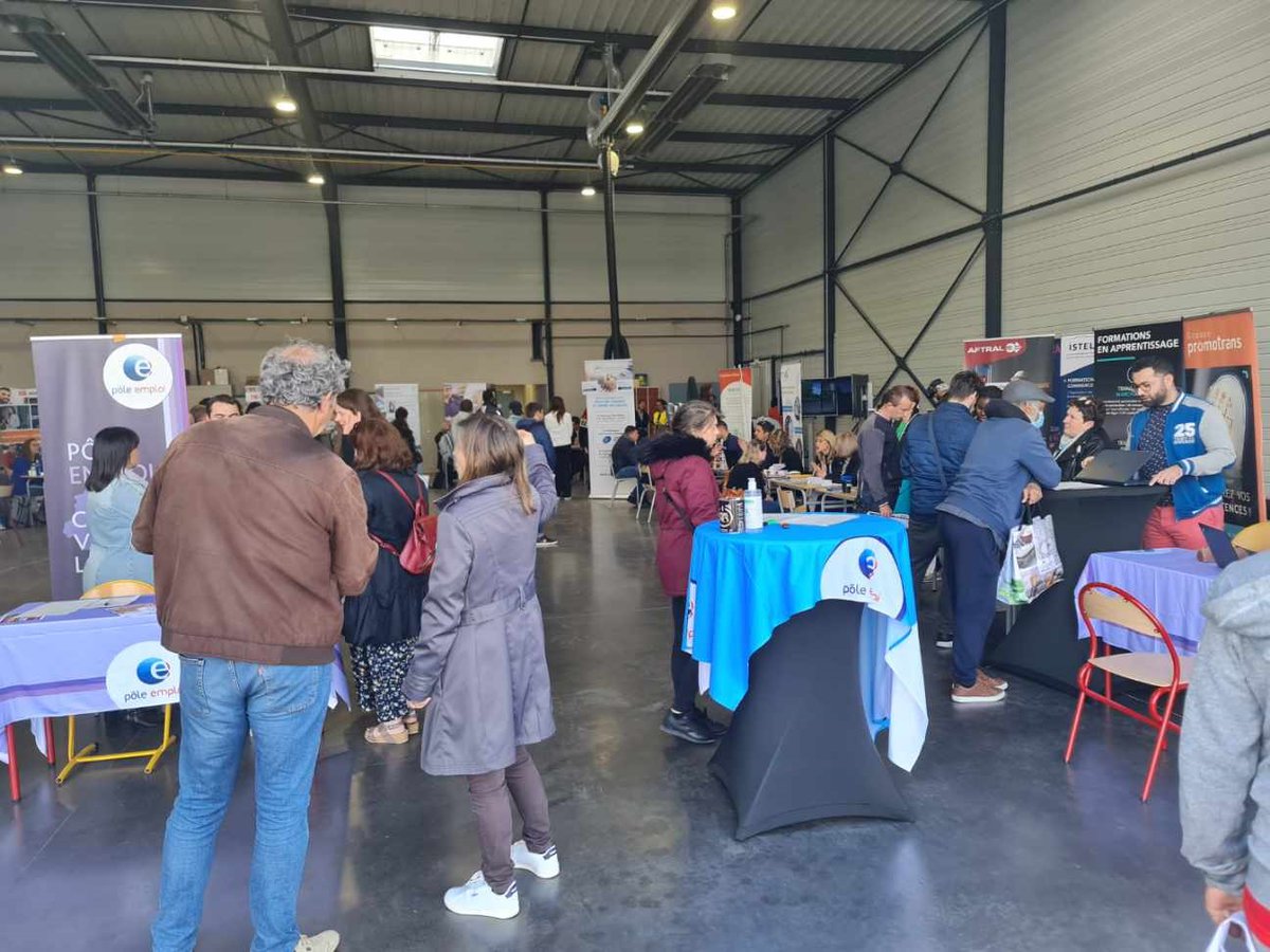 christellevanc2's tweet photo. Belle affluence cet après-midi sur le forum transport et logistique : de nombreuses opportunités à saisir pour nos demandeurs d'emploi @poleemploi_RCVL @patrick_boissy @driss_1402 @Flora_Deville https://t.co/VFgQP3bI2p