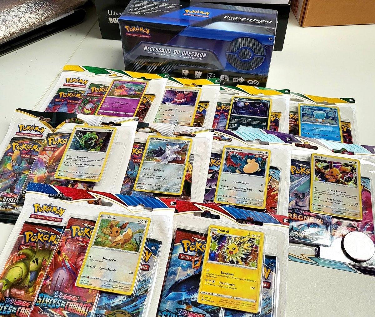 GamemastersFr's tweet image. Restock de plusieurs tripacks  #pokemon chez @JELOWSTORE1  🔥

Code de réduction de 7% : GAMEMASTERS

➡️ jelowstore.com

#pokemonTCG #eb7 #eb6 #eb5  #eb2