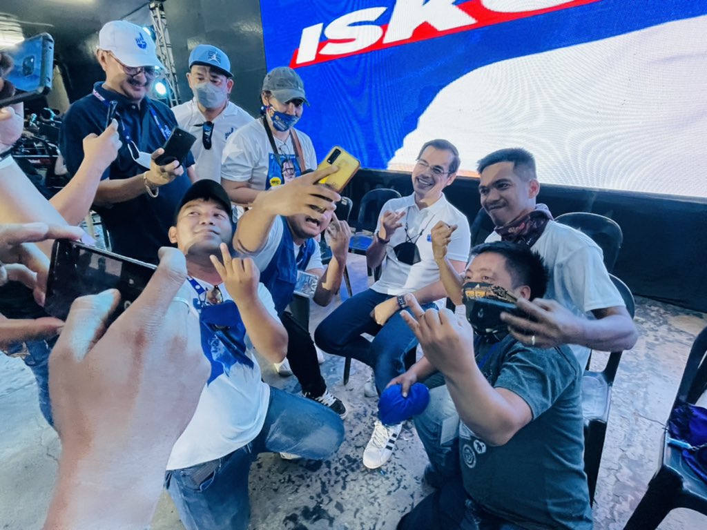 LOOK: Presidential candidate Mayor <a href="/IskoMoreno/">Isko Moreno Domagoso</a> Domagoso arrives at RTR Plaza in Tacloban City for Aksyon Demokratiko grand rally.

Domagoso takes pictures with his supporters. #Halalan2022 | via <a href="/biancadava/">Bianca Dava-Lee 🐱</a>