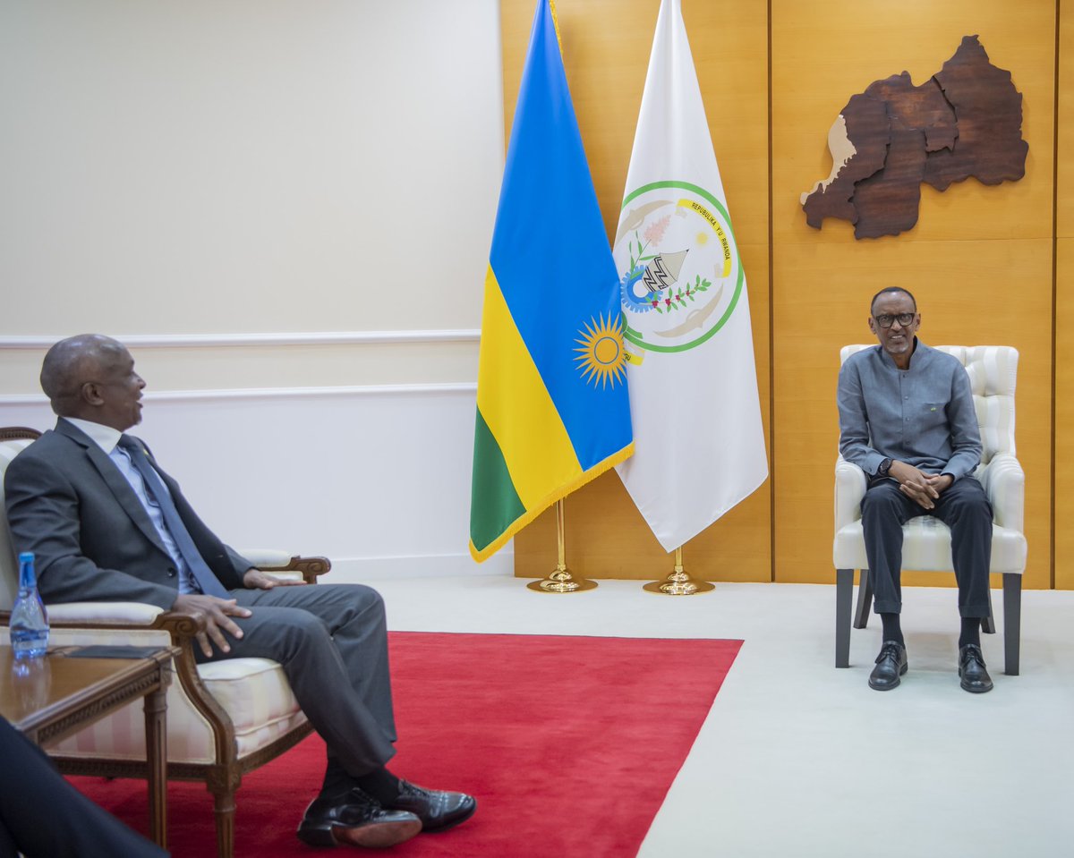 UrugwiroVillage's tweet photo. This afternoon at Urugwiro Village, President Kagame received Andrew Kairu, Chairman of @KCBGroup and delegation who are in Kigali where they launched BPR Bank Rwanda Plc @BPRbankrw, a merger of KCB Rwanda and Banque Populaire du Rwanda (BPR). https://t.co/jZp5KqK7PN