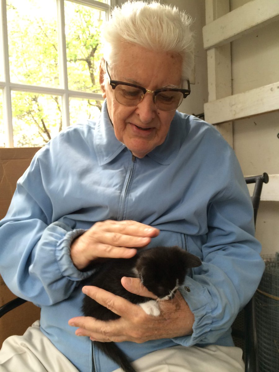 EliseOnDeadline's tweet image. In memory of Joe Albright, 1929-2022. Jersey Journal columnist, adorer of kitties, caterer to NJ Statehouse squirrel and bird corps. Funeral arrangements to follow. He loved and was loved.