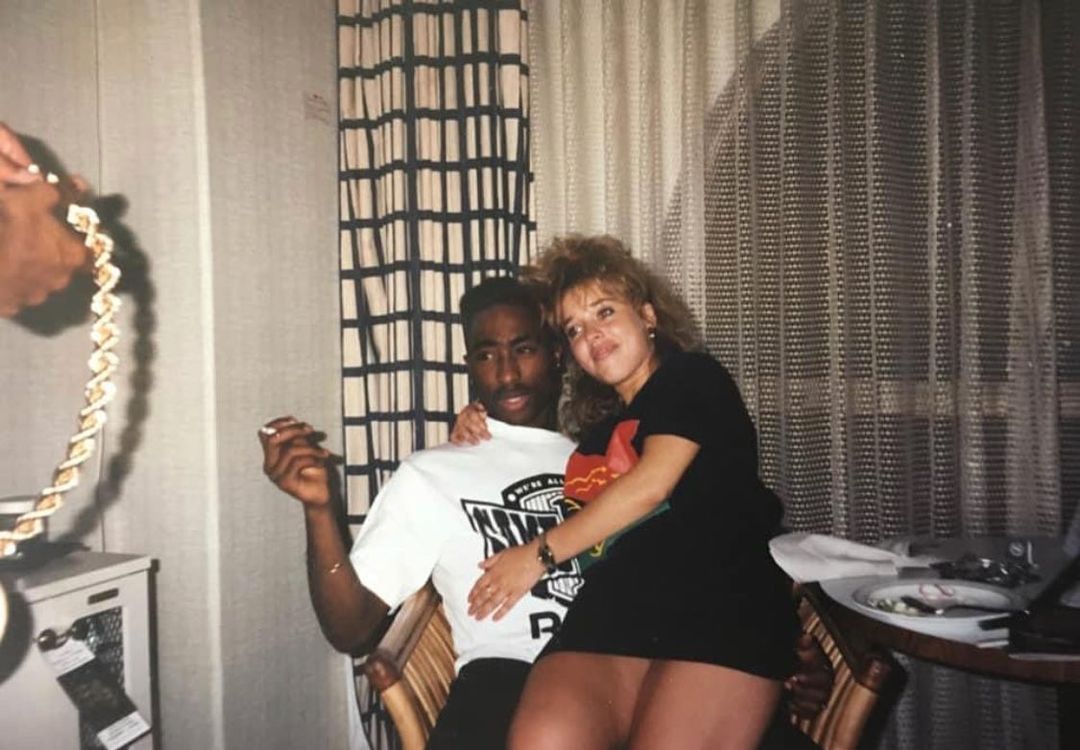 Shock G y Tupac Shakur con una chica llamada Annette Staving, el 5 de mayo de 1990, según cuenta ella, esa noche estaban de fiesta y eligiendo su ropa para MTV.