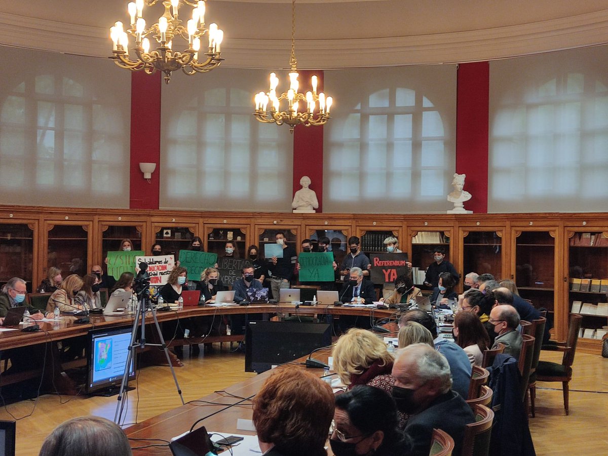 Hoy desde Precarias Unizar hemos interrumpido la sesión de Consejo de Gobierno de <a href="/unizar/">Universidad Zaragoza</a> en la que se va a realizar la votación definitiva para aprobar el nuevo calendario académico que elimina los septiembres.