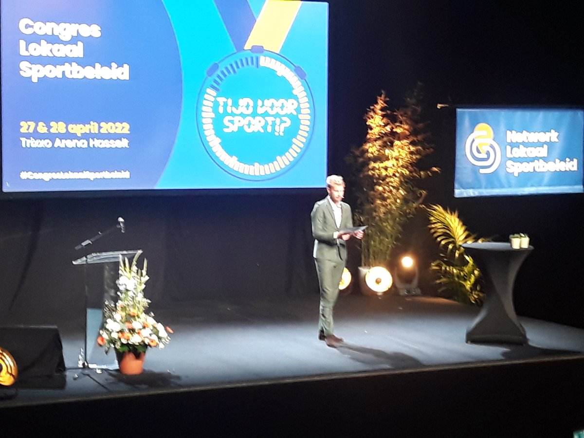 JohanVijgen's tweet photo. @rvangucht praat het #CongresLokaalSportbeleid aan elkaar ... er zijn nog zekerheden in het leven 🙃 https://t.co/xseh9fN7r0
