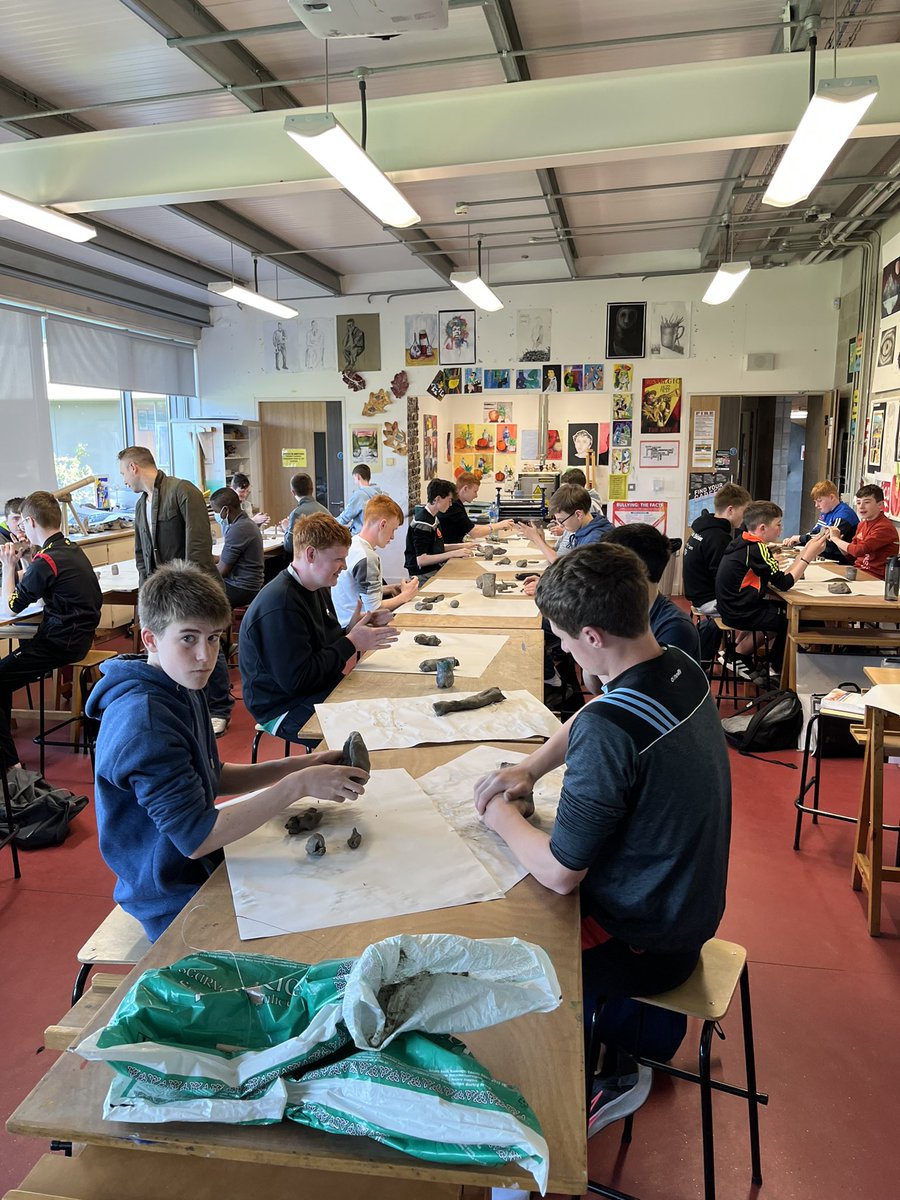 ArdscoilRisLimk's tweet photo. Some relaxing work being done in the Art Room with our 2nd Years and some futsal with our 5th Years, as part of our Le Cheile Day #mindingyourself #mindingeachother https://t.co/6DB1r0nGEx