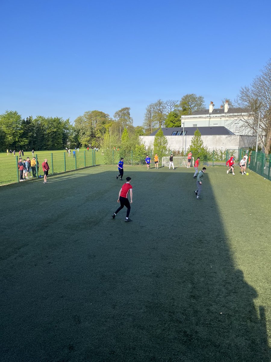 ArdscoilRisLimk's tweet photo. Some relaxing work being done in the Art Room with our 2nd Years and some futsal with our 5th Years, as part of our Le Cheile Day #mindingyourself #mindingeachother https://t.co/6DB1r0nGEx