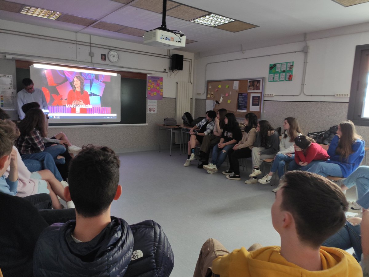 lauravg44's tweet photo. Avui a 1r de batxillerat estem fent un taller sobre com fer bones presentacions orals  @INS_Vilamajor #herocup #TdR https://t.co/mY6xCpWQjW