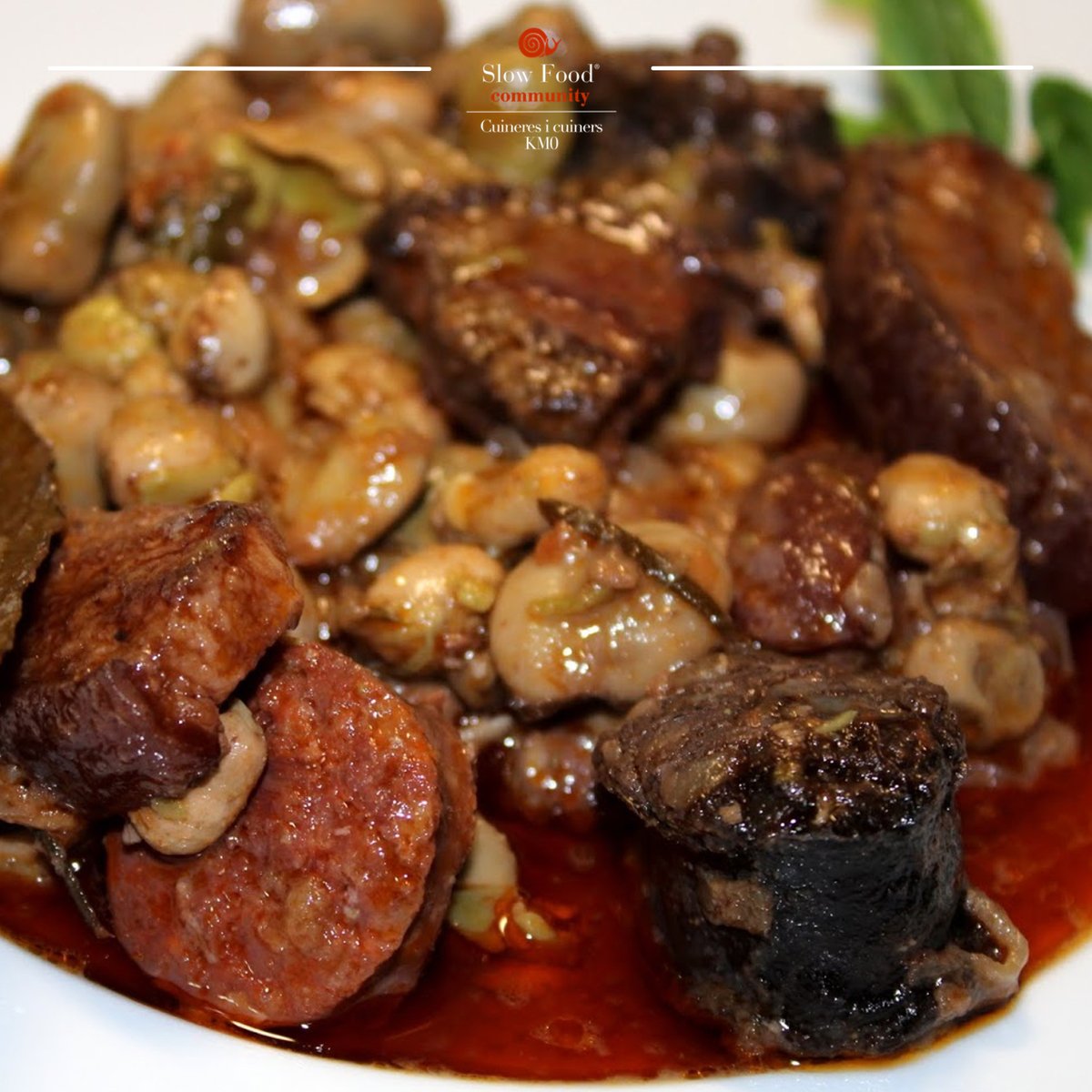 cuinerskm0's tweet photo. Un dels plats més tradicionals i populars a casa nostra, són les delicioses faves a la catalana.
Aquest llegum té el seu punt ideal a la primavera, que és quan les podem trobar de producció local, fresques i tendres amb un munt de substàncies nutritives.
OBRIM FIL⬇️
#cuinerskm0 https://t.co/nyfGEtkkdJ