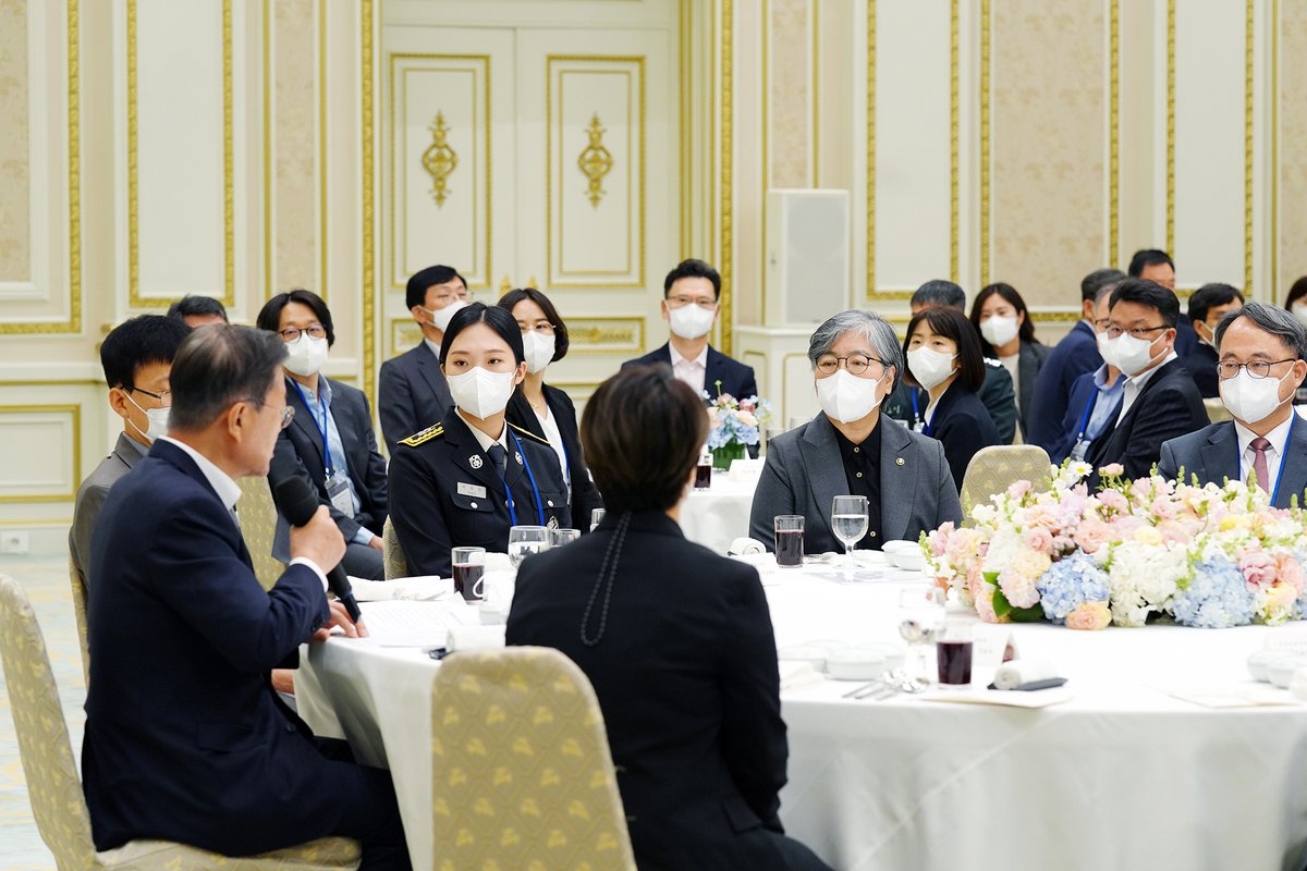 2년 이상의 긴 기간 동안 코로나
대응에 헌신해 주신 모든 분께 한없는
감사와 존경의 마음을 드립니다.

여러분 덕분에 미증유의 감염병 위기에
성공적으로 대응하며 국민의 생명과
안전을 잘 지켜낼 수 있었고,
드디어 다시 일상으로
돌아갈 수 있게 되었습니다.
그동안 정말 수고 많으셨습니다.