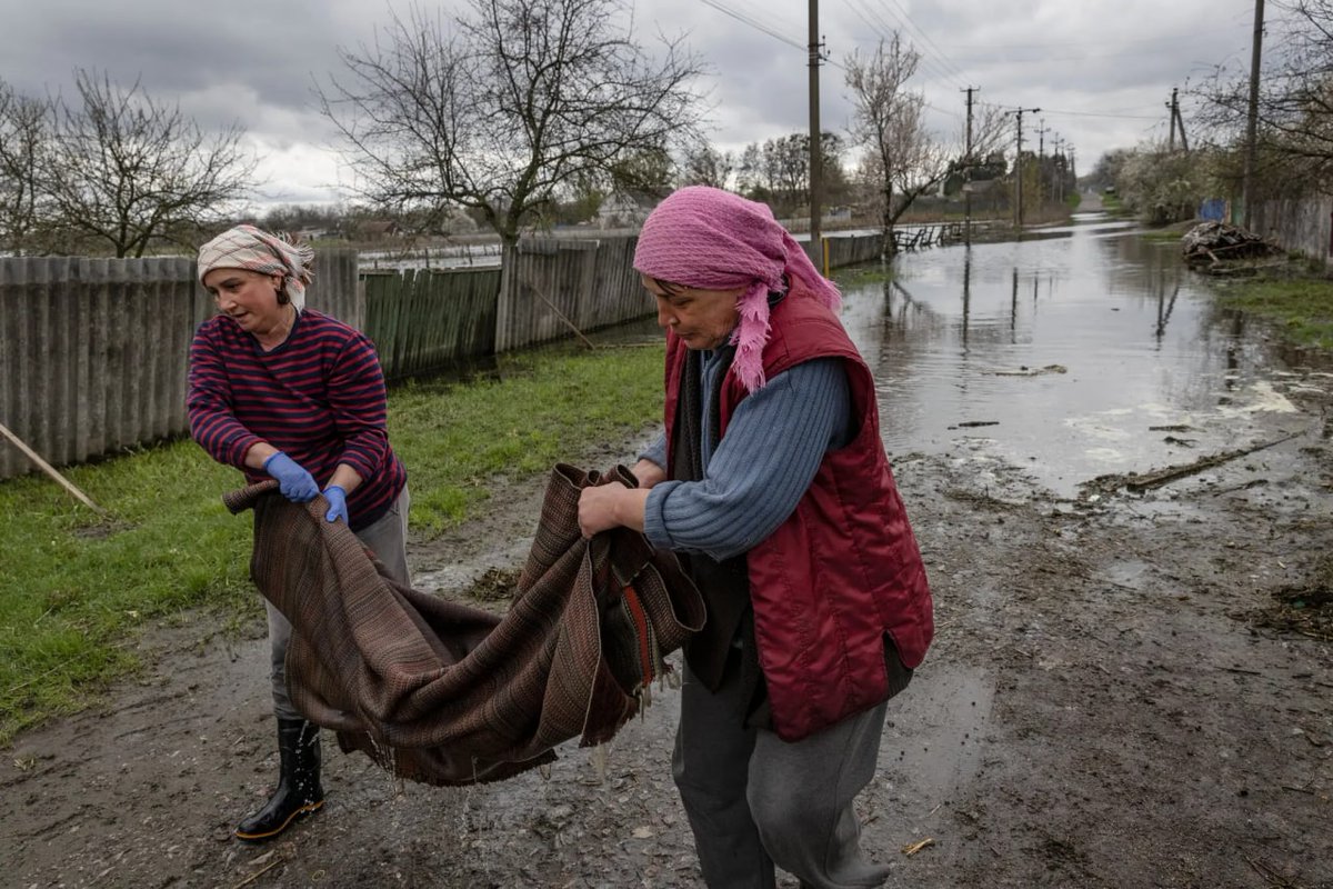 HannaLiubakova's tweet photo. #Ukraine The residents of Demydiv flooded their village intentionally, along with a vast expanse of fields and bogs around it, creating a quagmire that thwarted a Russian tank assault on Kyiv and bought the army precious time to prepare defenses. https://t.co/7eX1AmsSzP