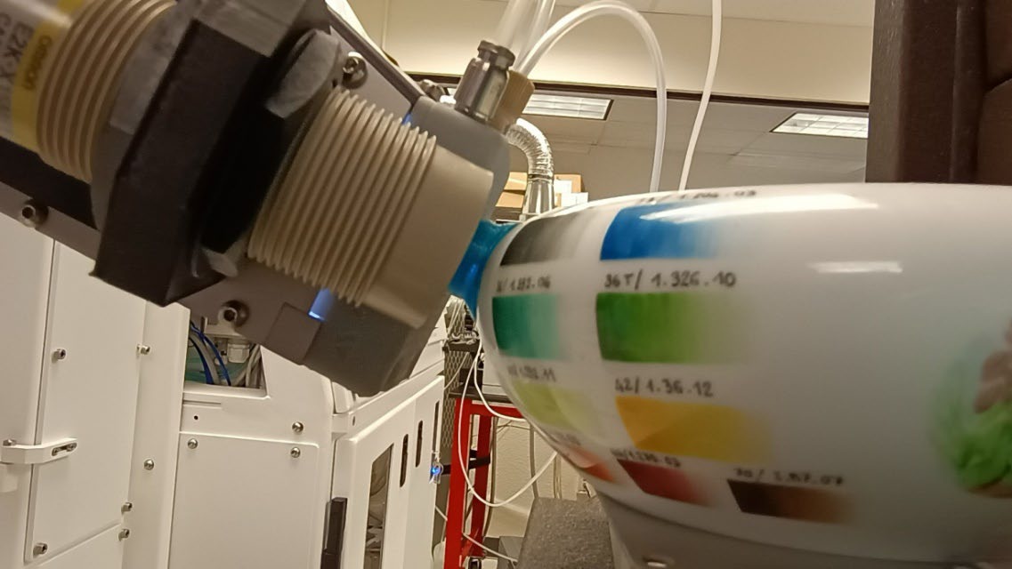 c2rmf's tweet photo. Le projet ATRAMAP se poursuit au #C2RMF avec @AppliedSpectra & @reseau_pamir
Le spectromètre de masse ICP-MS couplé à une ablation laser s'est vu augmenter d'une extension laser permettant l'analyse d'objets volumineux du patrimoine
Phase de test à Sacramento✅! Bravo👏 https://t.co/NEUa9DiVVU