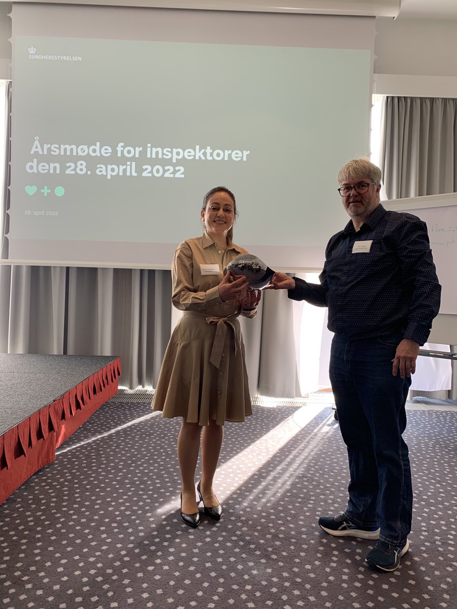 Lone_wj's tweet photo. Akut afdelingen Regionshospitalet Randers modtager Sundhedsstyrelsens pris for årets højdespringer inden for lægelig videreuddannelse - de gør det fantastisk flot med at uddanne de yngre læger 👍😀 https://t.co/CA6GRW407M