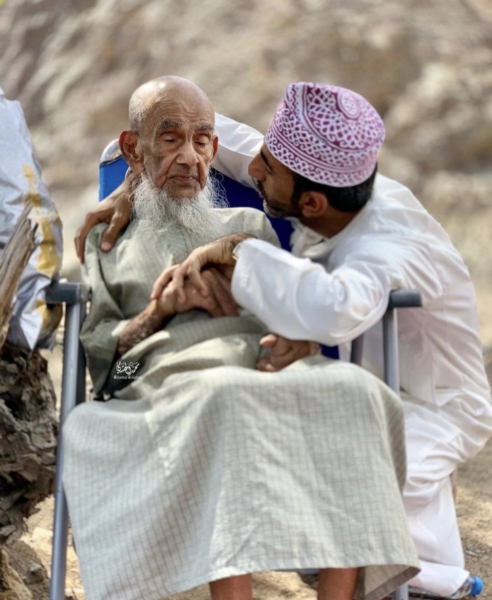 بر الوالدين قصة تكتبها أنت ، ويرويها لك ابنائك فأحسن الكتابة .