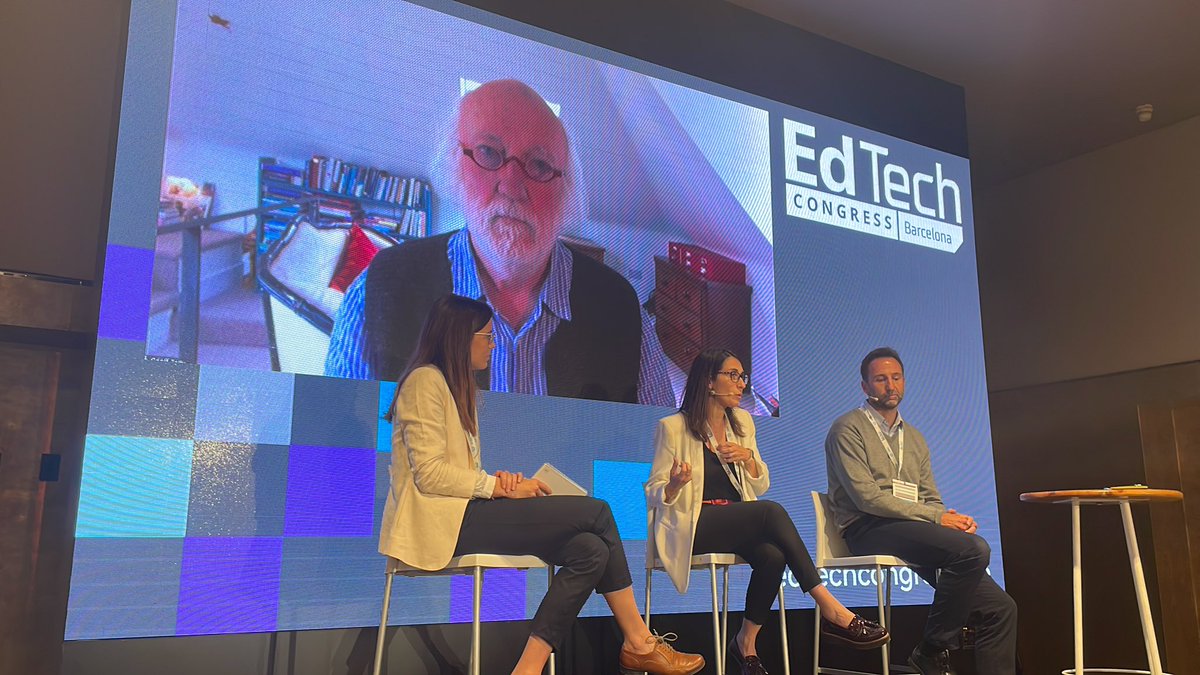 laiaoto's tweet photo. Ara la @RocioCarrion81 ens explica des-de la visió de la investigació com poden ajudar les xarxes de comunitats educatives. #educarambrigor @EduCaixa_CAT #edtechconressbcn https://t.co/bgrMgp820o