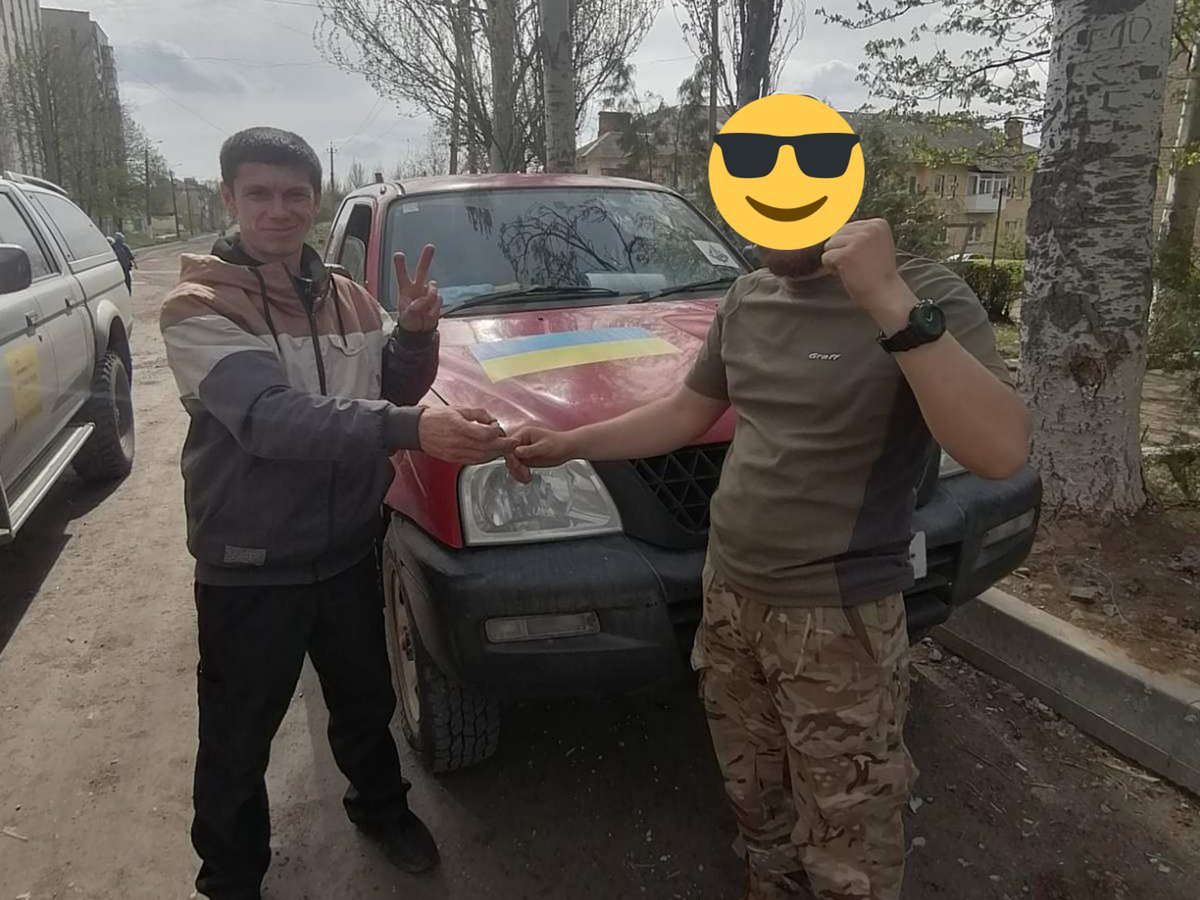 Uk4Ua's tweet photo. BanderaMobil are distributing UK aid and 4x4s in Ukraine to eastern frontline defenders, as you can see they are very happy with the extra equipment and supplies. Please keep up your support @ https://t.co/bEpB4Gzk2B #westandwithukraine #helpukrinenow https://t.co/48FhwVbzCu