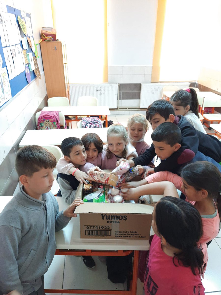 Kursunluio's tweet photo. Kurşunlu ilkokululumuzda 2-A sınıfımızın " Bugün Cuma Sadaka Vermeyi Unutma " projesi kapsamında yıl boyunca toplanan yardımlar sahiplerine ulaştırıldı.Allah yardımları kabul etsin inşallah. #brahimMAN8 #seyitAliBuyuk #konyamem #sarayonuMem https://t.co/DVUQwbXwkz