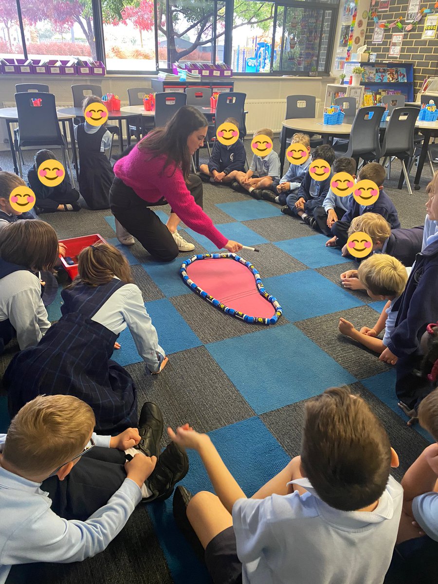sophia_caputo2's tweet photo. Today my class and I did an investigation on measurement using informal units! I first used a giant footprint to model perimeter, length and width. The students then measured their own using different units and recorded their results in a table so we could compare #acuedu_p https://t.co/QL6F5cYu8W