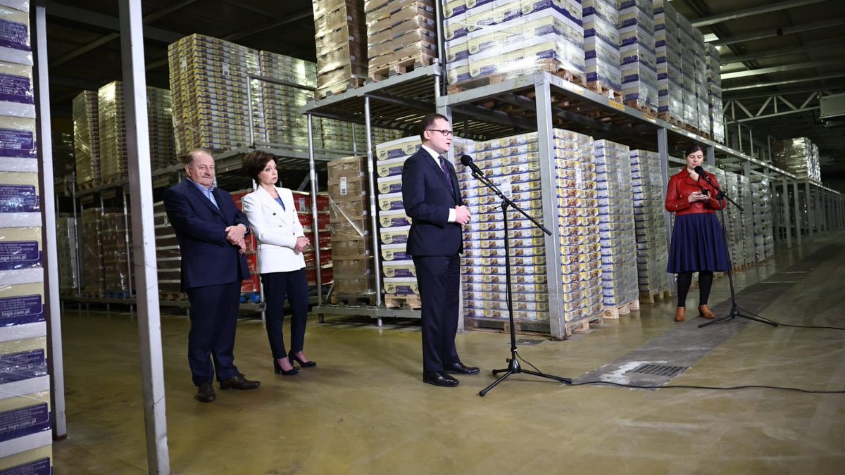 szefernaker's tweet photo. Ponad 100 tys. uchodźców wojennych z Ukrainy podjęło już pracę w Polsce. Razem z min. @MarlenaMalag odwiedziliśmy dziś Przedsiębiorstwo Przemysłu Cukierniczego TAGO w #Ciemne. Ta firma od marca zatrudniła 50 osób z Ukrainy. https://t.co/cPQXxCPnhF
