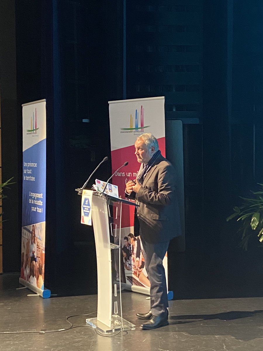 leloupleloup71's tweet photo. Philippe Richard, SG de l’Organisation internationale de l’éducation nous interpelle : Comment l’EC Breton peut il lutter contre les inégalités scolaires ? Lutter contre les fractures sociales ? Aller aux périphéries.#PEGBzh https://t.co/swZUiXMQ2x