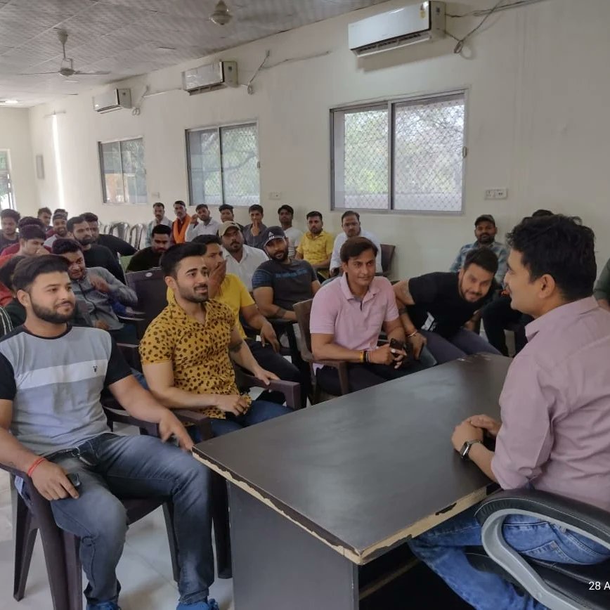 Dr_SukarnMishra's tweet photo. दतिया में 4 मई को पीतांबरा माई की निकलने वाली भव्य शोभायात्रा की तैयारियों को लेकर हुई बैठक में आज शामिल हुआ। 

बैठक में शोभायात्रा से जुड़ी व्यवस्थाओं और अन्य सभी जरूरी विषयों पर विस्तार से चर्चा हुई।
#दतिया #4_MAY #MaaPeetambra https://t.co/1QI9LPEakY