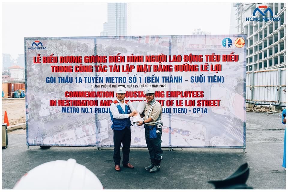 SaigonInfras's tweet photo. Commendation of 🌸 Outstanding #Employees in Land restoration and reinstatement on Le Loi street, Package CP1a, Line No.01 (#BenThanh - #SuoiTien), dated 27 Apr 2022
. . .
#HCMC🇻🇳 #Metro #Culture #Beauty 🌱 #Share https://t.co/tFBoTJNjEB
