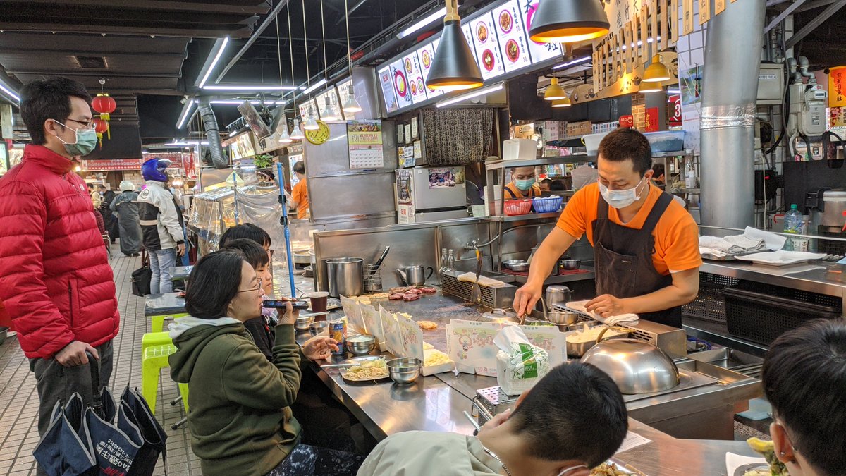 ★看影片：https://t.co/UVe2mpDBKe 新北市瑞芳車站前的「瑞芳美食廣場」內部概況～ Ruifang Station Front Shopping Area.