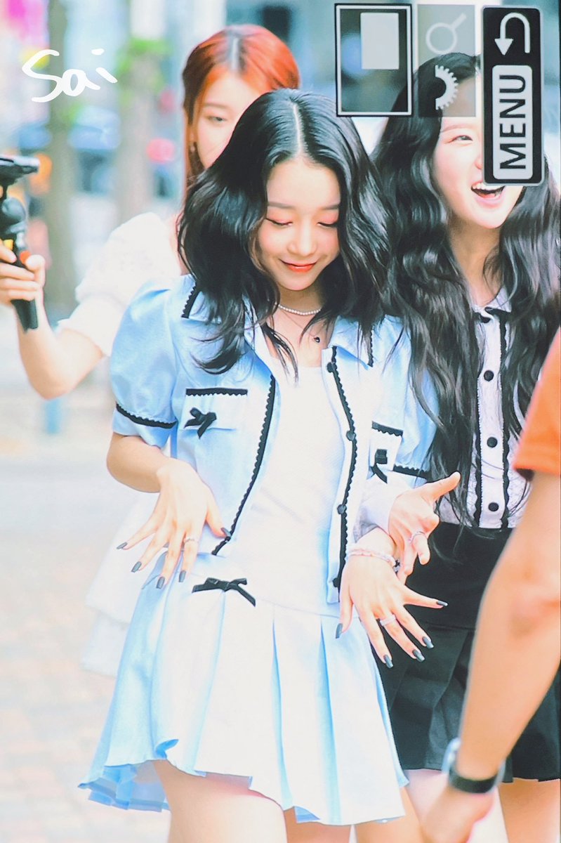 jinkaru_9604's tweet photo. omg they're so adorable and look at them holding hands 😭 https://t.co/xzQsJzAM5F
