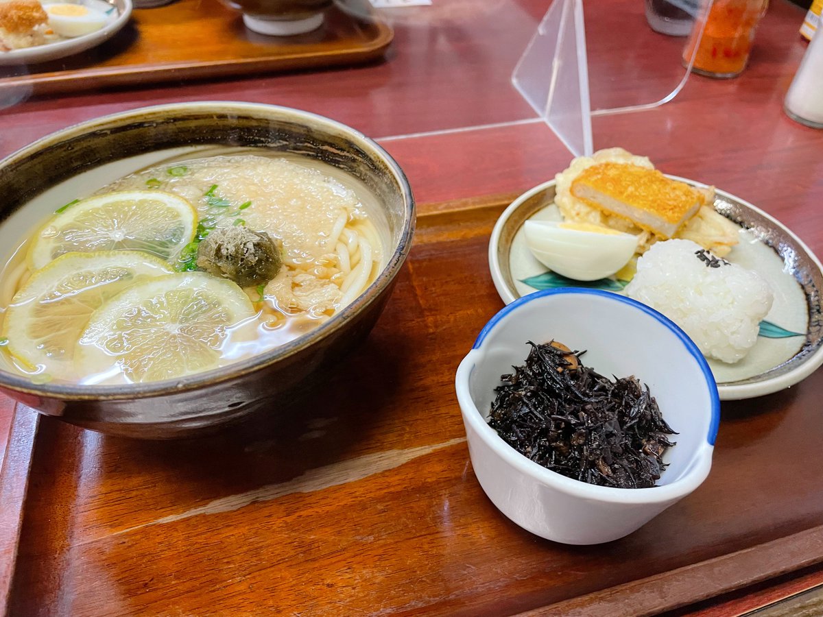 山乃家さんの、ビックセブン定食🍚
少なめうどん、小さなおにぎり🍙1つの心配りをしてもらって、女性提督にも食べられる量に。駆逐艦級にしてすみません。おいしかったですっ 