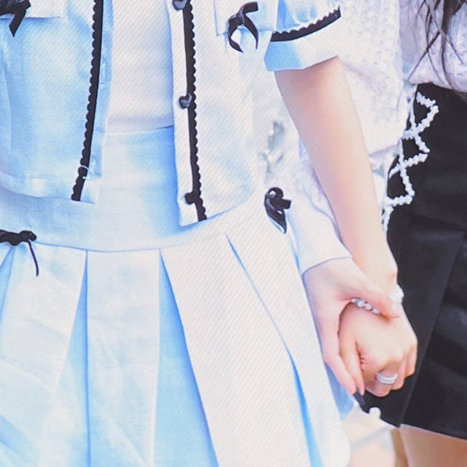 jinkaru_9604's tweet photo. omg they're so adorable and look at them holding hands 😭 https://t.co/xzQsJzAM5F