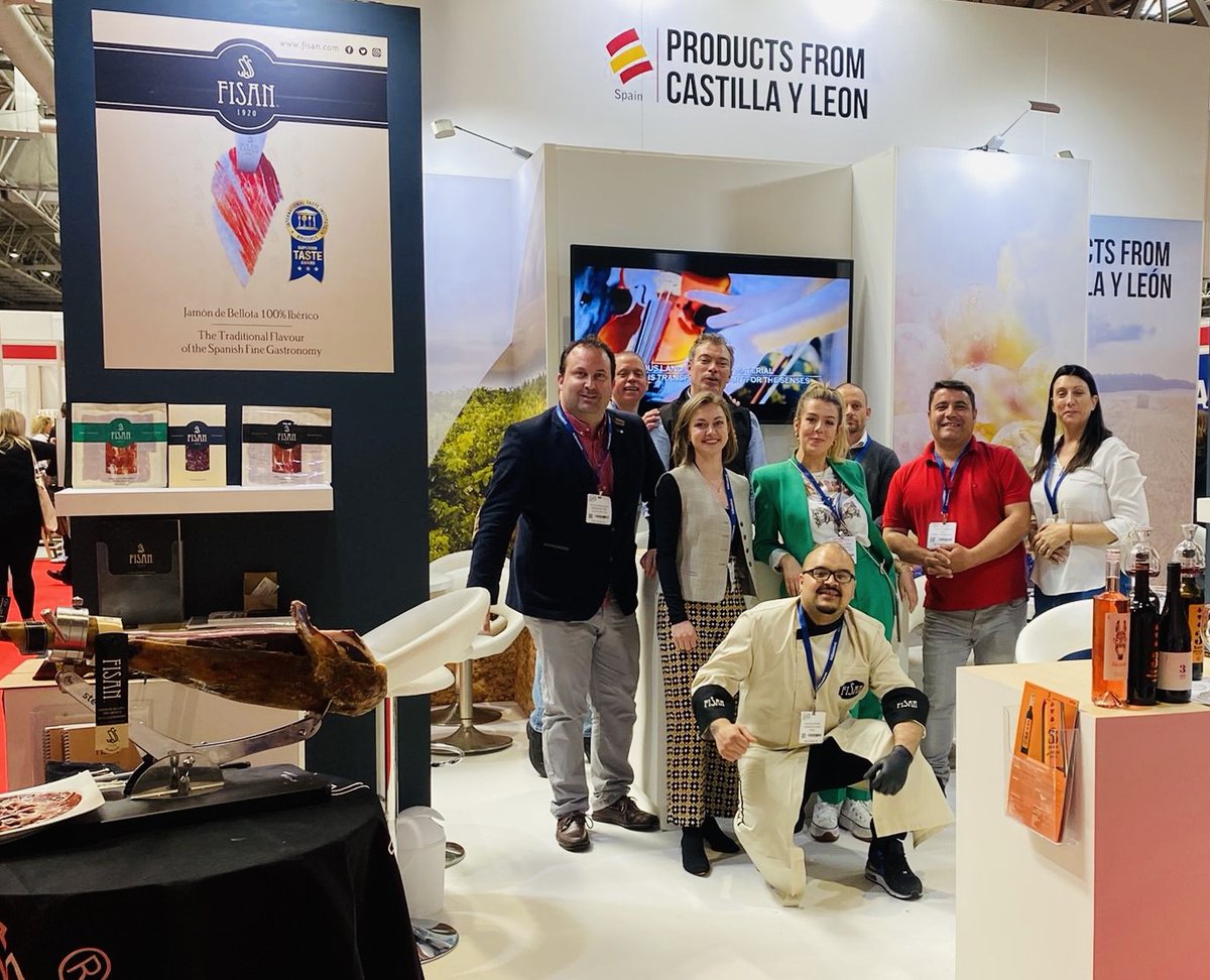empresasjcyl's tweet photo. #InternacionalizaciónJCyL
Después de 3 días intensos, cerramos la feria @FoodDrinkExpo. Gracias a @AndGins, @eNaturae, @BVeganzones, @ibericosfisan, @3Asesvino y Bodegas Mazas por su participación y por mostrar ante el mundo la calidad de los productos de #CastillayLeón. https://t.co/GN3nEX3D7d