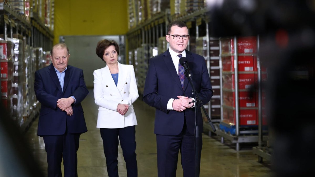 MSWiA_GOV_PL's tweet photo. Wiceminister @szefernaker w #Ciemne: Musimy wypracować takie rozwiązania, aby jak najwięcej uchodźców z Ukrainy do wakacji mogło się w Polsce w pełni zaadaptować – aby dzieci miały zapewnioną opiekę, aby jak najwięcej osób mogło podjąć pracę, https://t.co/9VyT6g1sDI