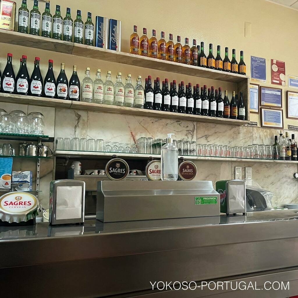 test ツイッターメディア - リスボン、昔ながらのカフェ。ステンレスのカウンター、棚のボトルはいつもキレイに並べられています。 #リスボン #ポルトガル https://t.co/N7e8elhf4J