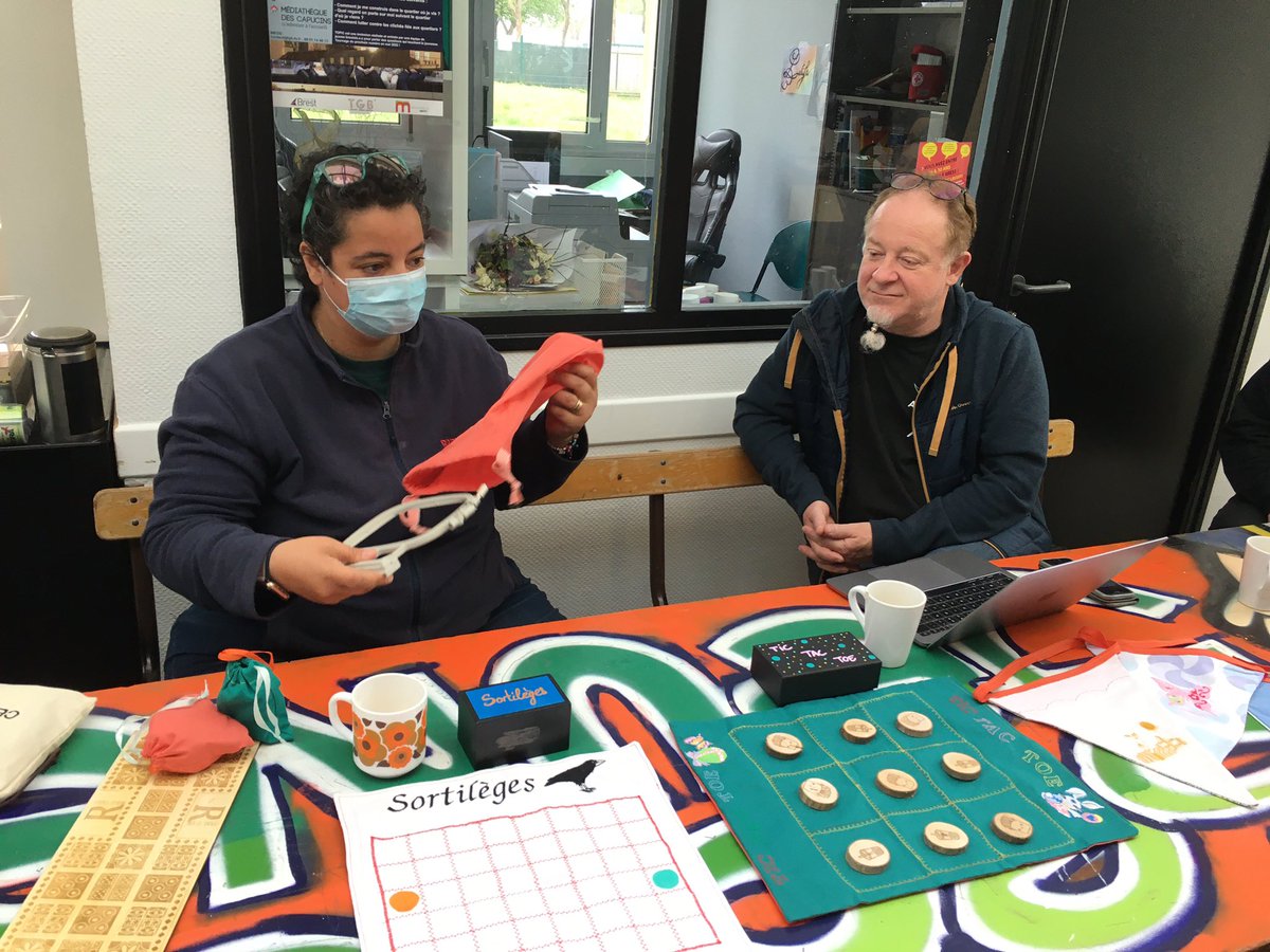 FabDuPonant's tweet photo. #papifab #broderie le rendez-vous formation médiation numérique des animateurs et animatrices de #Brest cc @ptitsdebsGO @atbrest @kerourien @Fababrest toute la doc disponible sur le wiki des Fabriques du Ponant https://t.co/zr5pXq7dBX https://t.co/qYcgtaLbdc