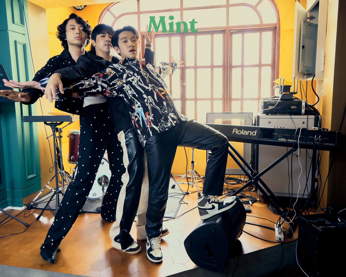 mintmag_th's tweet photo. “ผมไม่เชื่อในการต้องทำในสิ่งที่ไม่ชอบเพื่อแลกอะไรบางอย่างมา ก็คงโชคดีด้วยที่เราไม่ต้องเจอกับเรื่องราวแบบนั้น แต่กลายเป็นว่าวิถีที่เราเลือกและมั่นคงอยู่กับมัน มันตอบแทนเราโดยที่เราไม่ต้องแลกกับการต้องไปทำอะไรที่ไม่ชอบ” ไมโล - #TillyBirds
#TillyBirdsXMintTalk
#MintVol9
#MintMagTH https://t.co/nbo4DBHkNO