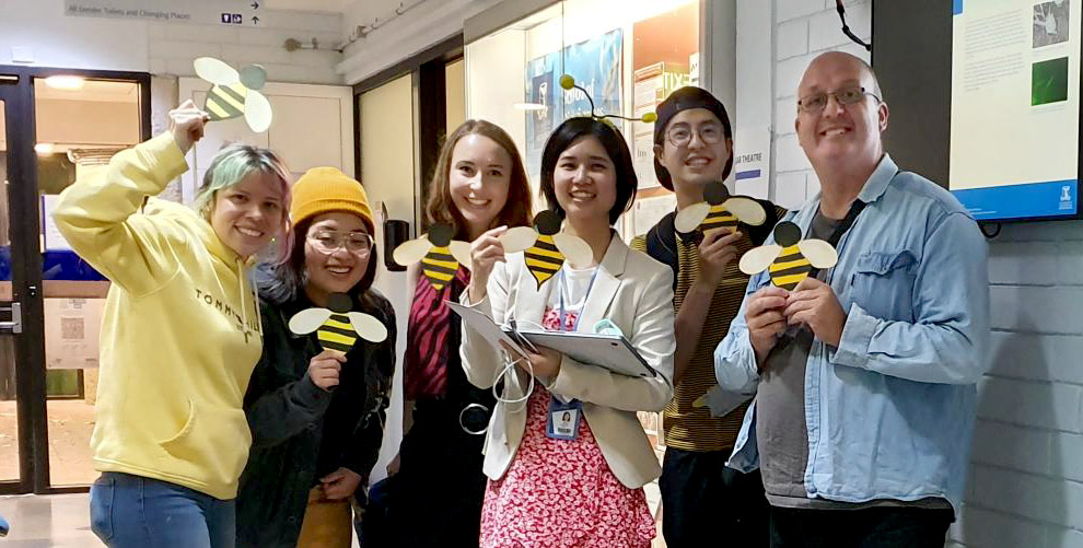 OzBeeUVBG's tweet photo. Great to spent real time with bee and colour researchers @ZazaKuo @kooi23 @Lu_Yi_Wang @laubibianapina @beeleslieng @TheBeesearcher yesterday at #StuartFoxLab https://t.co/pA1BY3nVdo