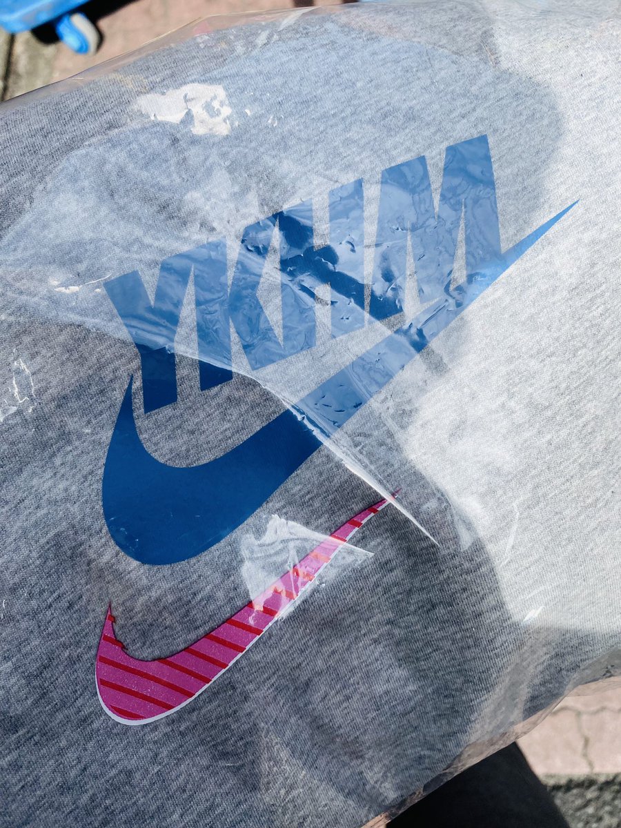 komekom81267792's tweet photo. NIKE横浜
オリジナルTシャツ作れるのは👍🏾(期間限定)
できればSWOOSH重ねたかった・・・
#nike #ykhm https://t.co/UUHFM3uZVt