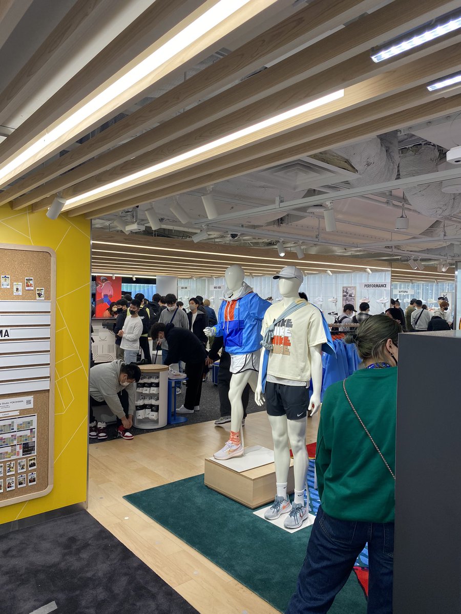komekom81267792's tweet photo. NIKE横浜
オリジナルTシャツ作れるのは👍🏾(期間限定)
できればSWOOSH重ねたかった・・・
#nike #ykhm https://t.co/UUHFM3uZVt