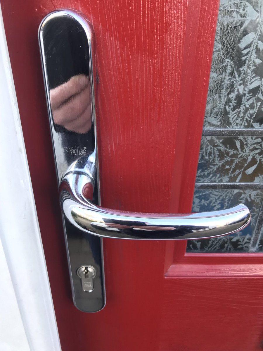 Countylocksmit1's tweet photo. New upvc handles replaced in #basildon 07899984204 https://t.co/ojN60sRSZG