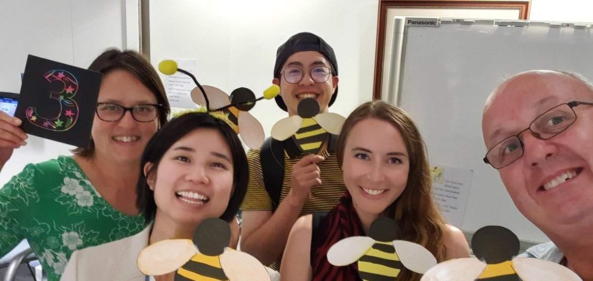 OzBeeUVBG's tweet photo. Thanks to Devi @unimelb for enabling great bee research with @ZazaKuo @beeleslieng @TheBeesearcher in #StuartFoxLab https://t.co/MfBM1RwMAh