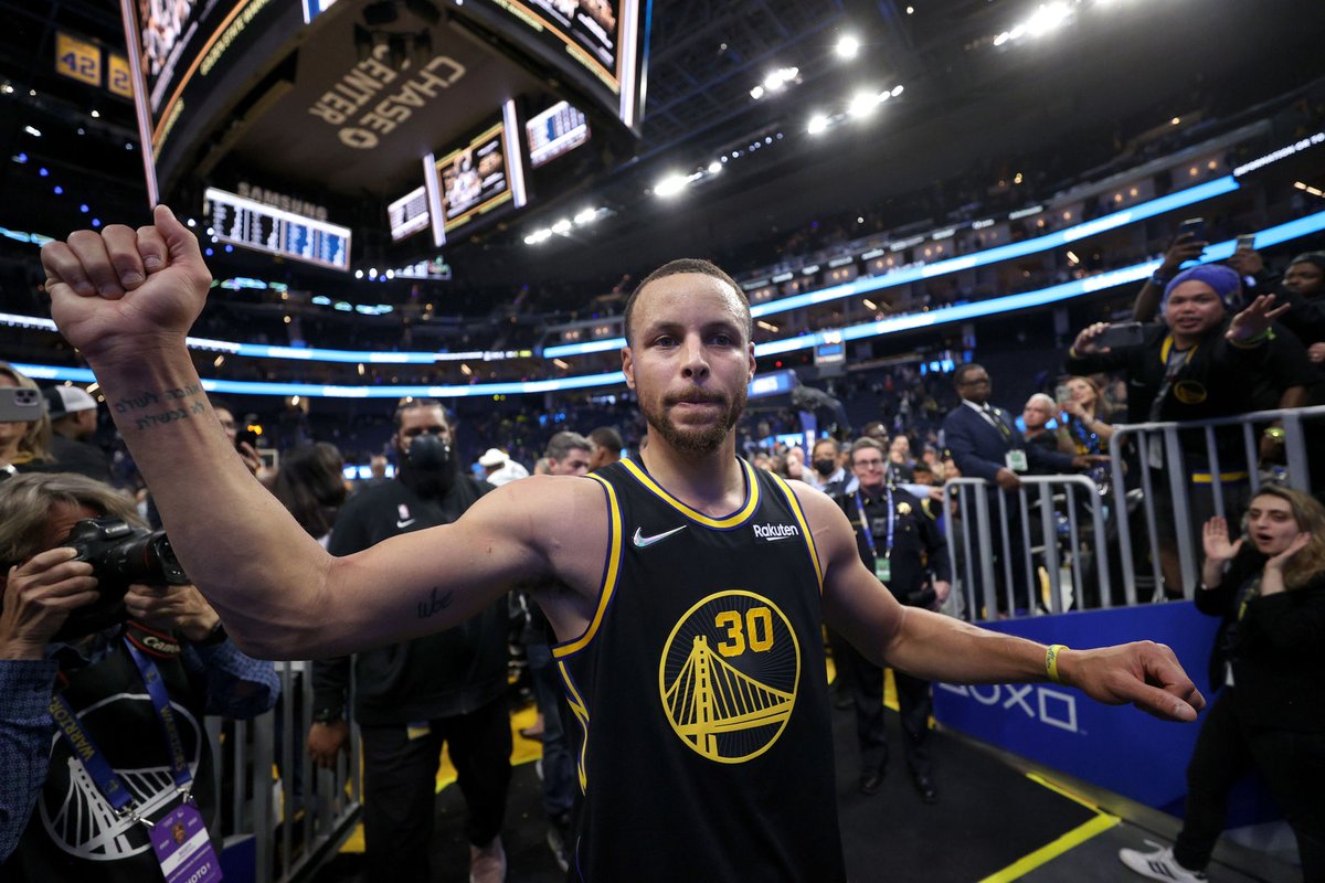 NBAHQ_'s tweet photo. Stephen Curry &amp; Denver Nuggets Vs Golden State Warriors 

#GoldBlooded #NBAPlayoffs2022 https://t.co/CrnEWYaJzA