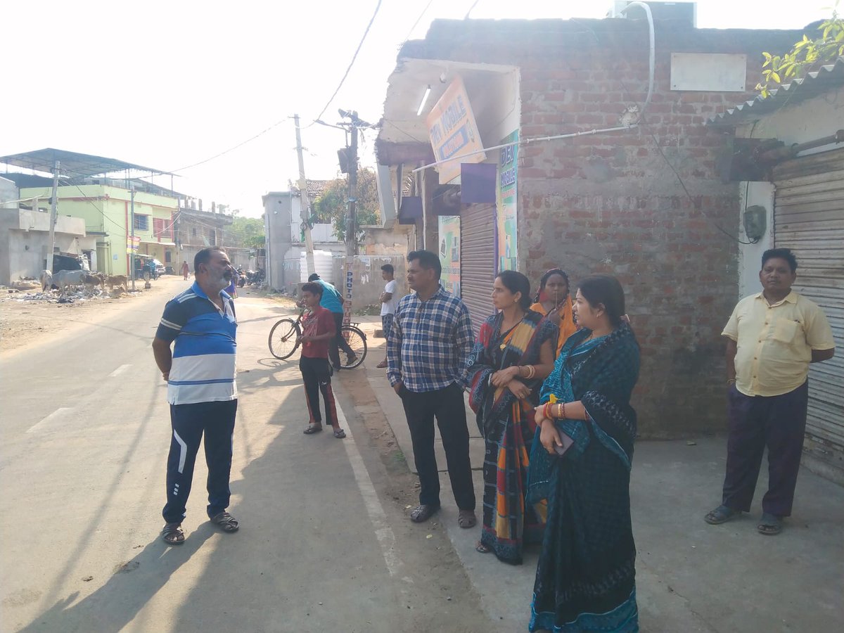 Bibhuti51142475's tweet photo. Today @Mun_Balangir Chairperson @LikaSahu &amp; executive officer Bipin Deep visit ward no16 . councilor Santosini kuanar also present there . Shortly resolve the drainage problem
@CollectorBgr @DeoKalikesh @ArkeshOfficial @CMO_Odisha @Naveen_Odisha @bjd_odisha https://t.co/2yGGtmWfW0