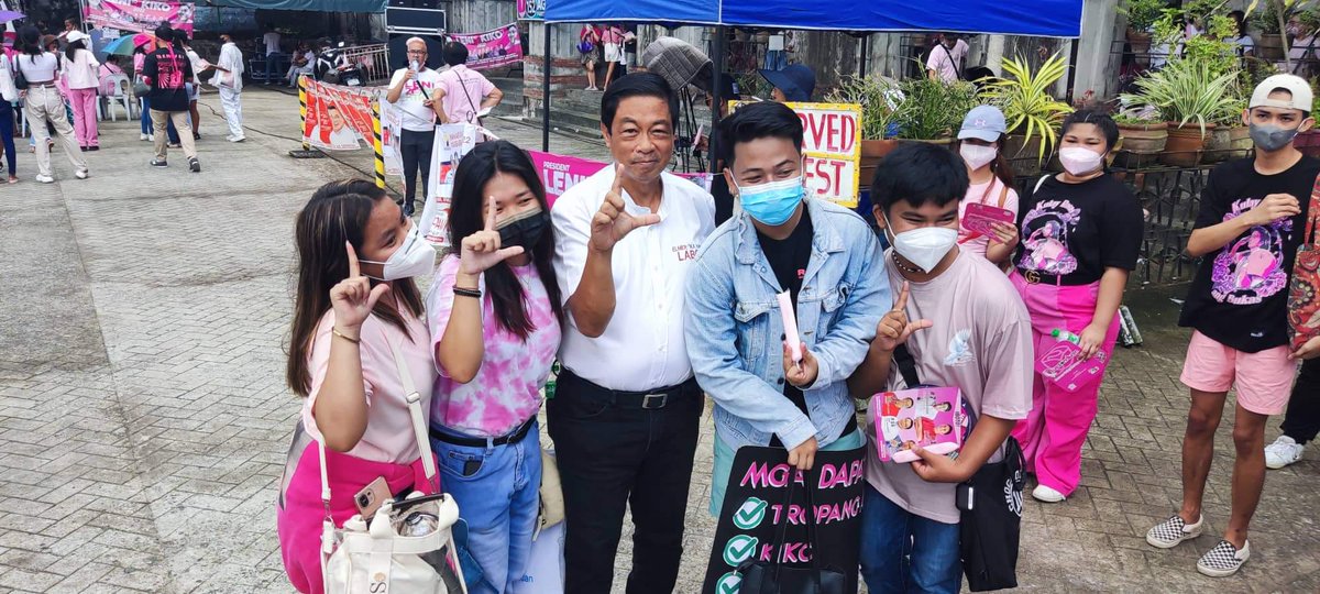 KaBongLabog's tweet photo. Masayang araw! Narito kami sa Tayabas Church para sa @1Sambayan event! —Alam niyo ang simbahan na ito ay hugis susi kaya kilala rin sa tawag na 'Susi ng Tayabas'. 

Kaya naman sa darating na halalan, wag natin kalimutan pumili ng magiging susi rin natin para sa #GobyernongTapat! https://t.co/iJc6l6vG53