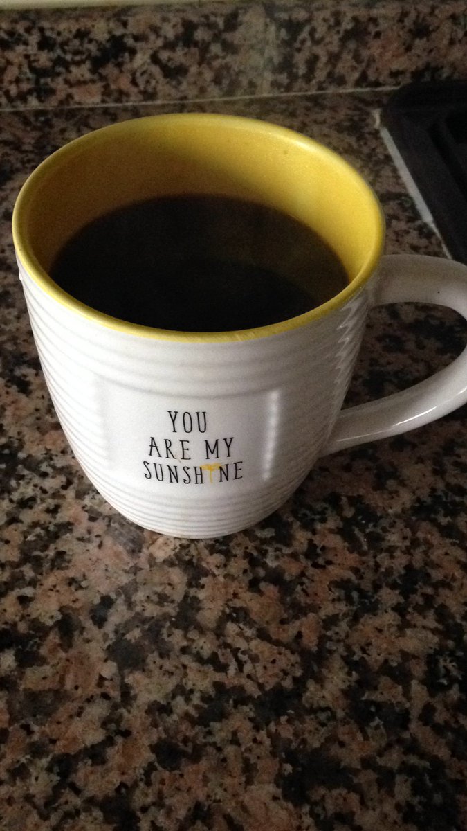 Y hoy en #Valencia 🌧 viento y lluvia  presentes, la mayoría tiene cara de 🥶y yo feliz 🙃 disfrutando de un café XXL, que no #PandaElCunico el sr sol se asomará mañana…🌤🤷🏻‍♀️