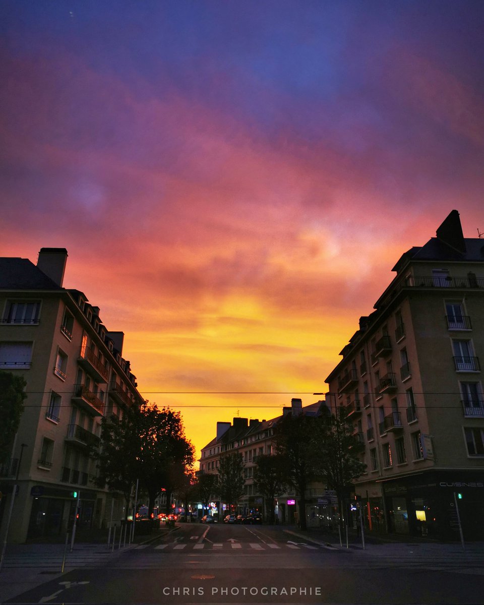 Le sable a envahi une bonne moitié ouest de la France. Les noyaux de condensation ainsi nombreux favorise le développement de nuages d'altitude, comme ici en Normandie. 