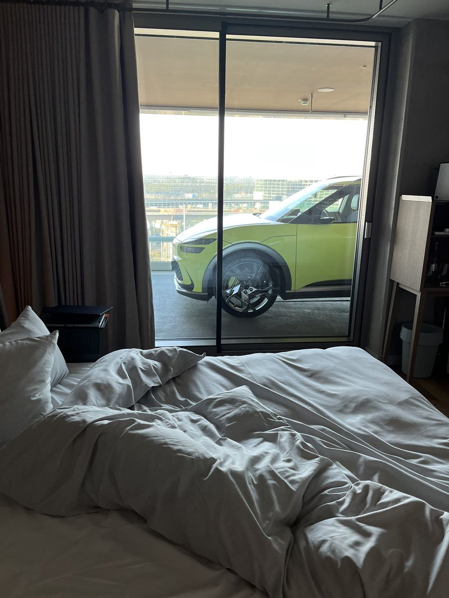 JFossdyke's tweet image. Woke up to find this on my balcony this morning. I’m on the 7th floor.