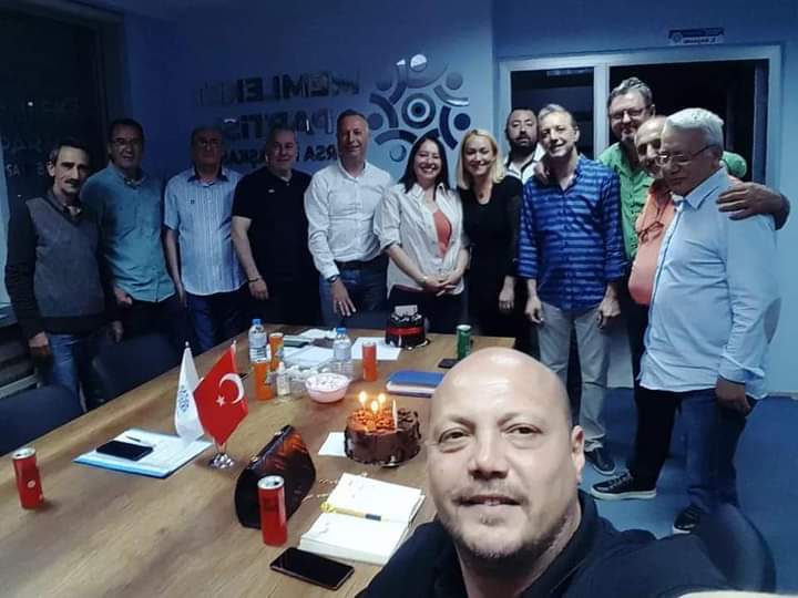 MPBursaresmi's tweet photo. Ramazan Bayramı öncesi son yönetim kurulu toplantımızı yaptık. Geleceğe yönelik planları konuşurken iftar yemeği ve 2 Doğum Günü kutlaması yapmayı da ihmal etmedik. Vatan için yola düşmüş değerli insanlarla kocaman bir aileyiz😊Böyle bir Toplu luğun parçası olmak gurur verici💙🇹🇷 https://t.co/tt2ze4tCfN