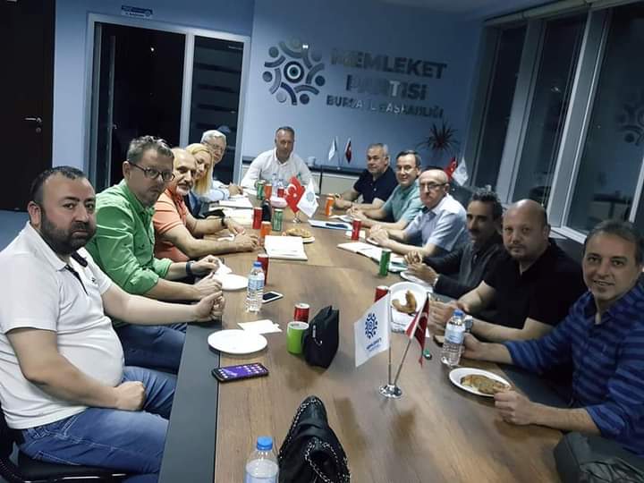 MPBursaresmi's tweet photo. Ramazan Bayramı öncesi son yönetim kurulu toplantımızı yaptık. Geleceğe yönelik planları konuşurken iftar yemeği ve 2 Doğum Günü kutlaması yapmayı da ihmal etmedik. Vatan için yola düşmüş değerli insanlarla kocaman bir aileyiz😊Böyle bir Toplu luğun parçası olmak gurur verici💙🇹🇷 https://t.co/tt2ze4tCfN