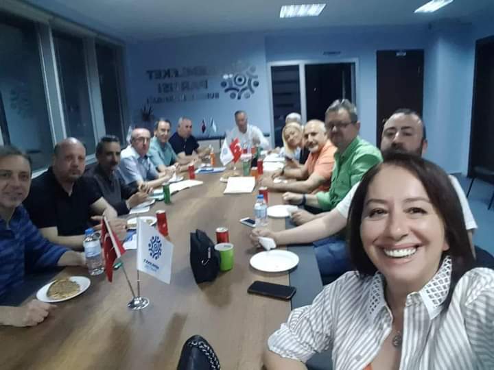 MPBursaresmi's tweet photo. Ramazan Bayramı öncesi son yönetim kurulu toplantımızı yaptık. Geleceğe yönelik planları konuşurken iftar yemeği ve 2 Doğum Günü kutlaması yapmayı da ihmal etmedik. Vatan için yola düşmüş değerli insanlarla kocaman bir aileyiz😊Böyle bir Toplu luğun parçası olmak gurur verici💙🇹🇷 https://t.co/tt2ze4tCfN